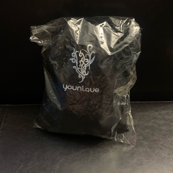 NWT 💄YOUNIQUE make up pouch 💄 - Picture 1 of 3